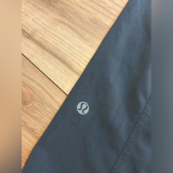 Lululemon capris 🍋 size 4 - Picture 5 of 6